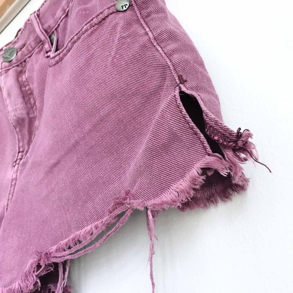 Free People cut-off denim shorts - size 27 - Picture 2 of 7